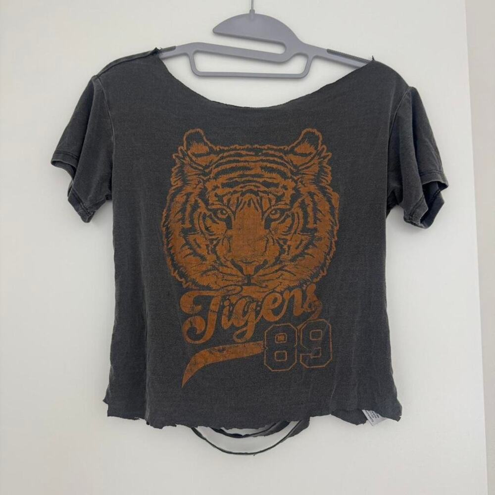 Y2k cutout tiger graphic off the shoulder tee - Picture 5 of 7